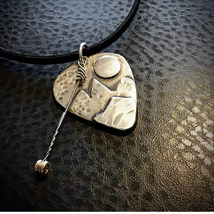 "Great Mountain Spirits" solid silver pendant with played string - Image 3